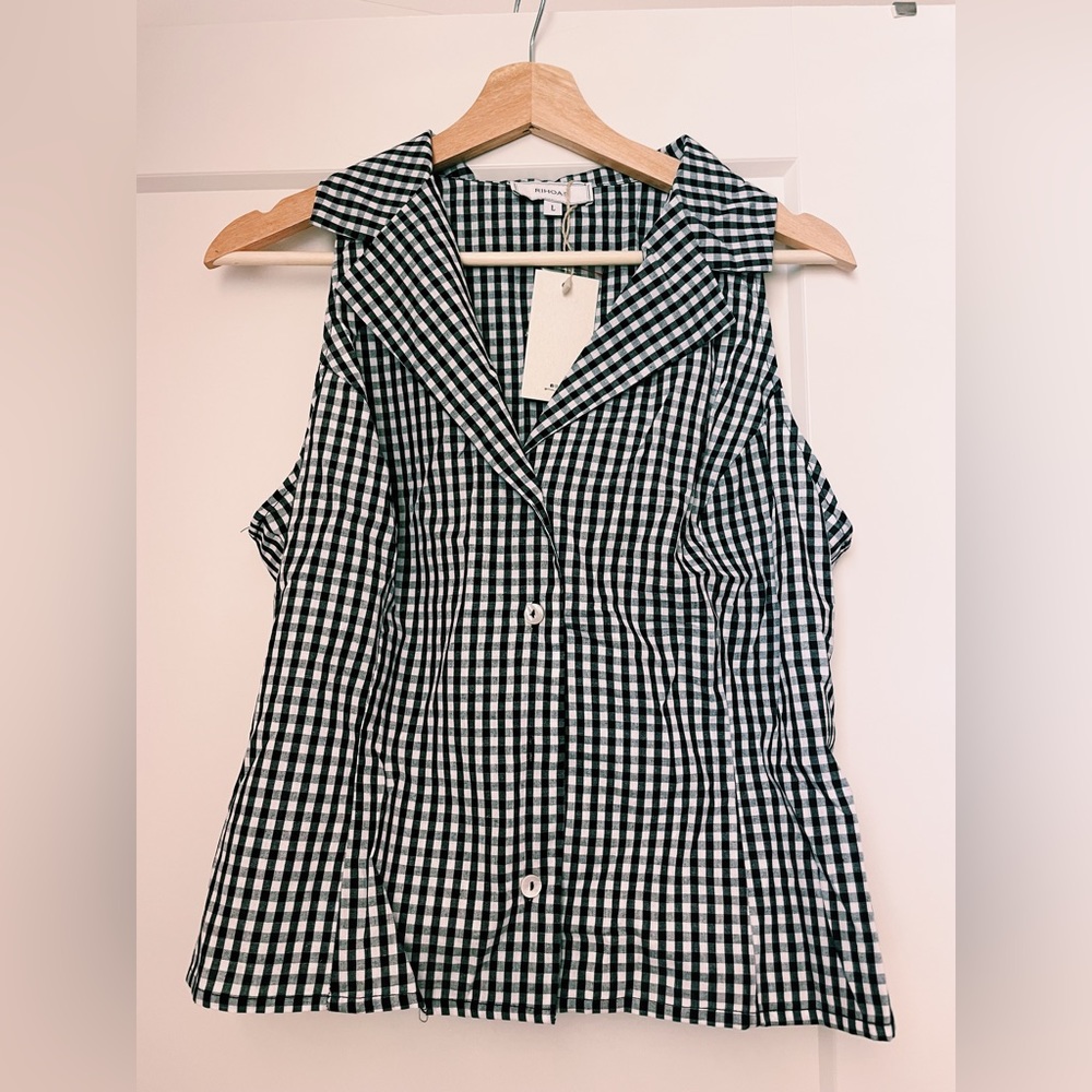 Collared Black And White Vintage Inspired Sleeveless Button Up from Rihoas